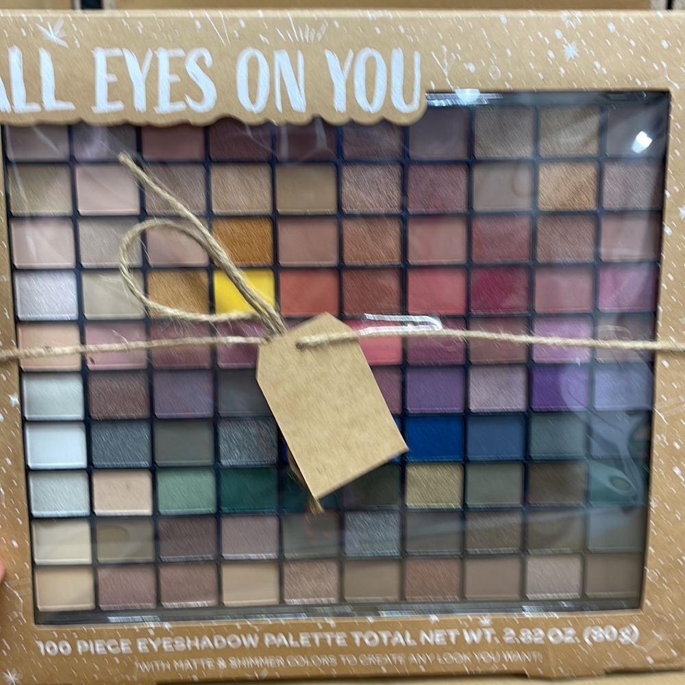 All eyes are on you 100 piece eyeshadow palette - Picture 4 of 8
